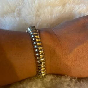 NWT VINTAGE PARK LANE GOLD DETAILED CLUTCH BRACELET